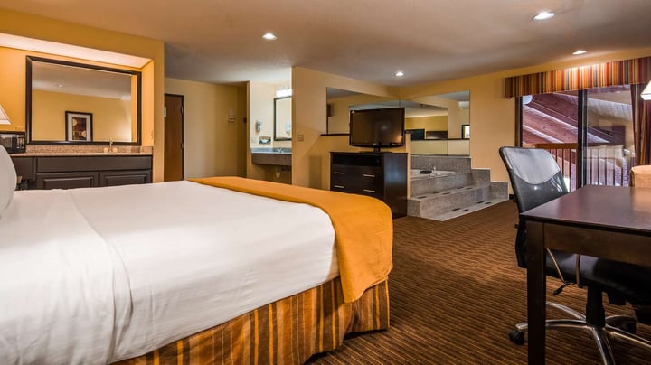 Executive King Whirlpool Room