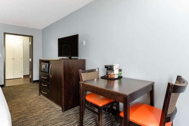 2 Queen Beds Exterior Access