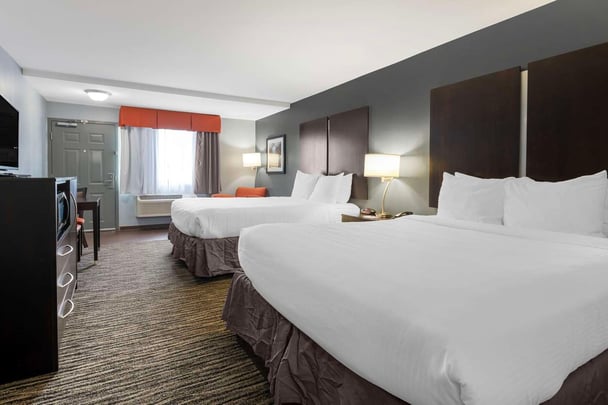 2 Queen Beds Exterior Access