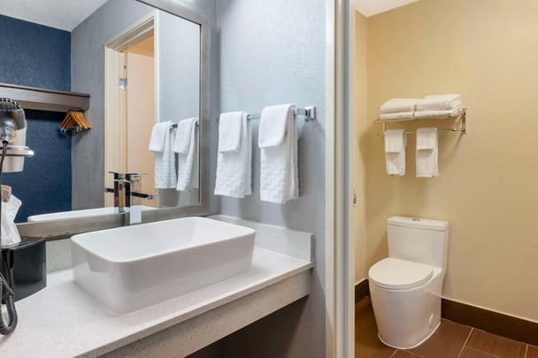 Standard Bathroom (2 Queen Beds)