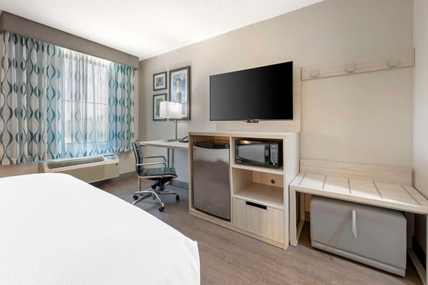 Queen Bed Room Accessible