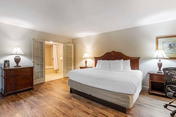 King Jacuzzi® with Sofabed