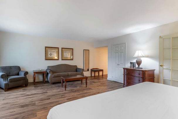 King Jacuzzi® with Sofabed