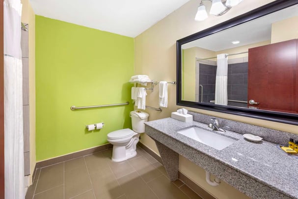 BW Pratt KS HNK -- Bathroom