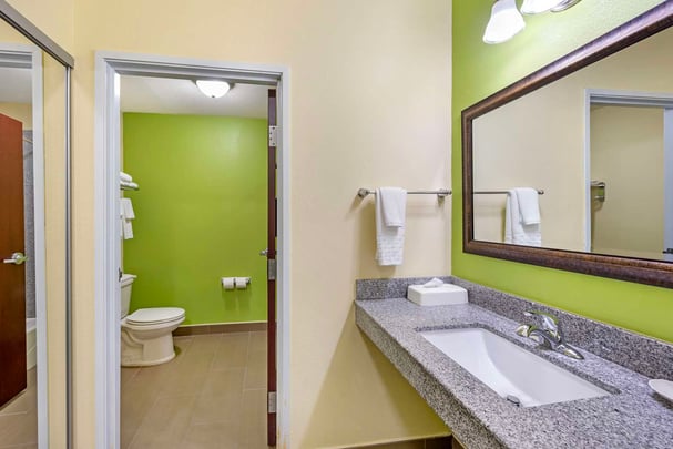 BW Pratt KS NK -- Bathroom