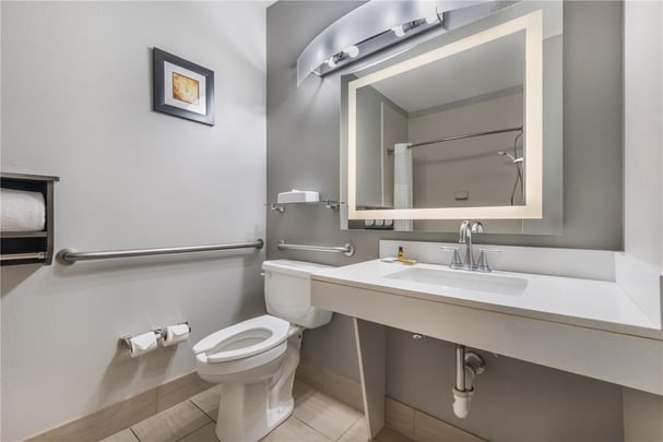 King ADA with Bathtub