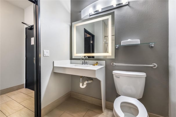 2 Queen ADA with Bathtub