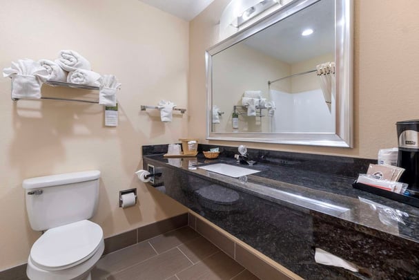 2 Queen Bed Bahtroom