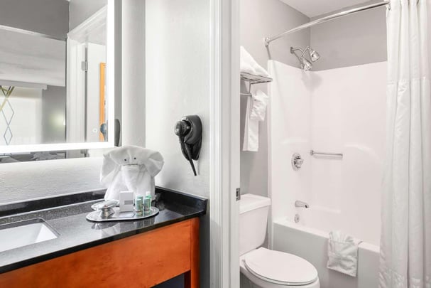 King Room (Upstairs) Bathroom