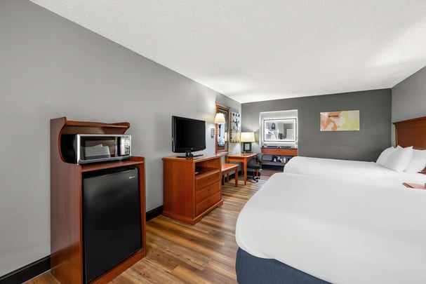 2 Queen Beds (Upstairs)