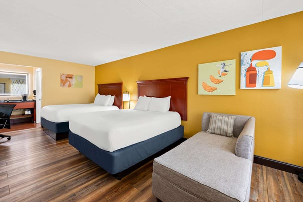 2 Queen Beds (Downstairs)