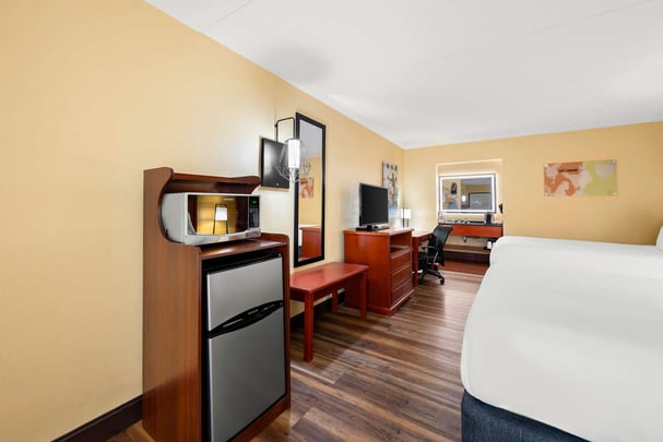 2 Queen Beds (Downstairs)