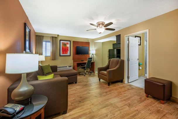 King Suite w/ Kitchenette & Living Room