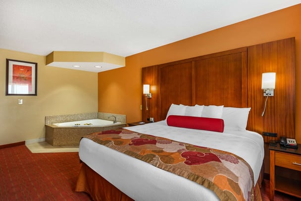 King Jacuzzi Suite w/ Living Room