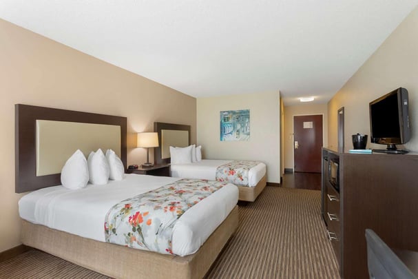 Two Queen Beds w Microwave and Fridge