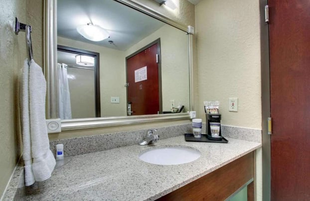 2 Queen Beds Bathroom