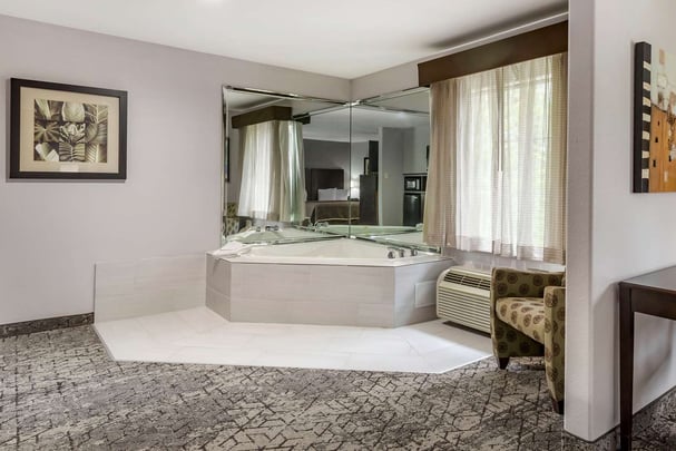 King Whirlpool Suite