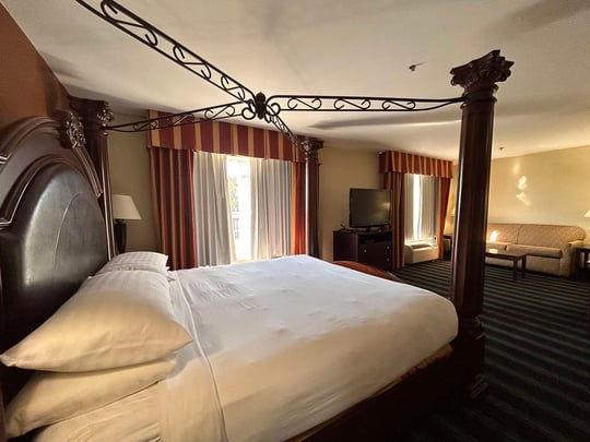 King with Whirlpool Tub