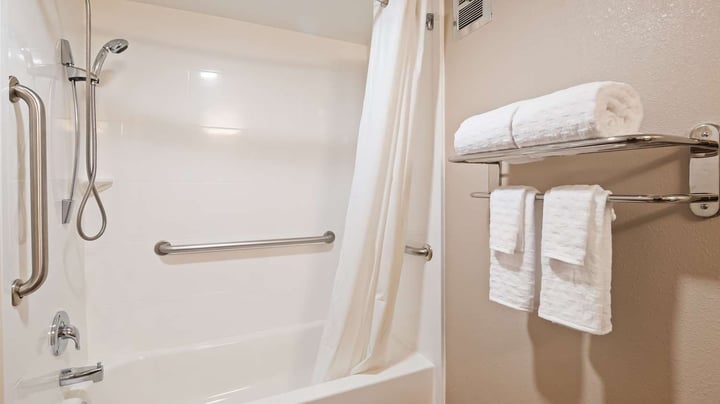 ADA Guest Bath w/ Tub