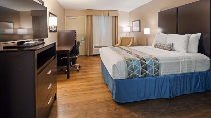 Queen Guest Room Mobility Accessible