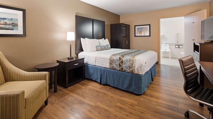 Queen Guest Room Mobility Accessible
