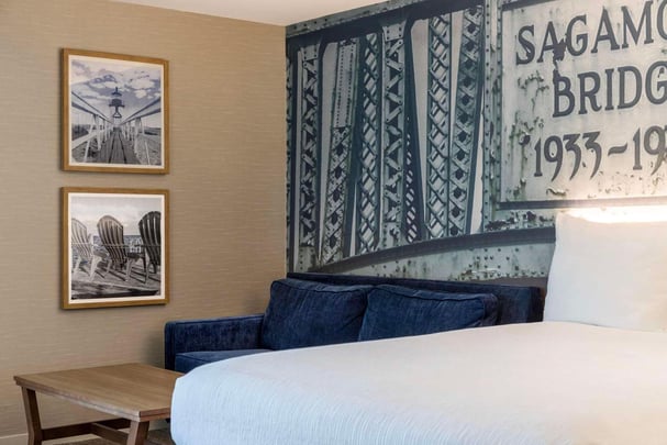 DLXQ Deluxe Queen with Sofa Bed