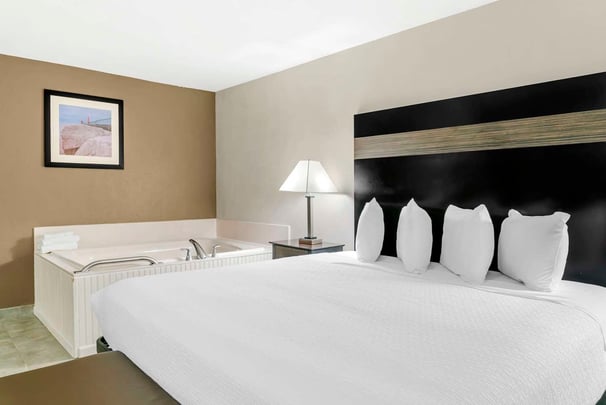 King Bed Room w/ Whirlpool Tub
