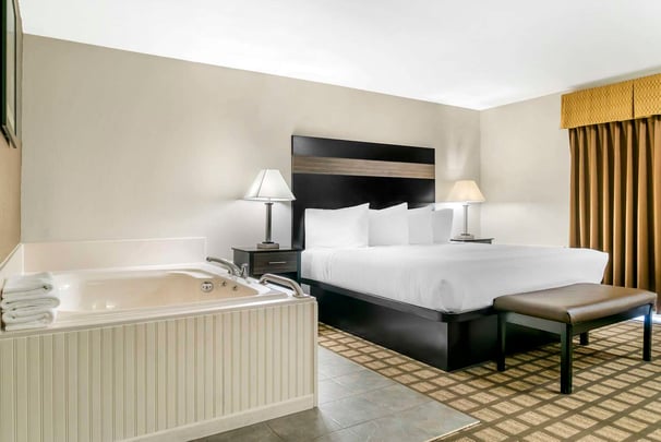 King Bed Room w/ Whirlpool Tub