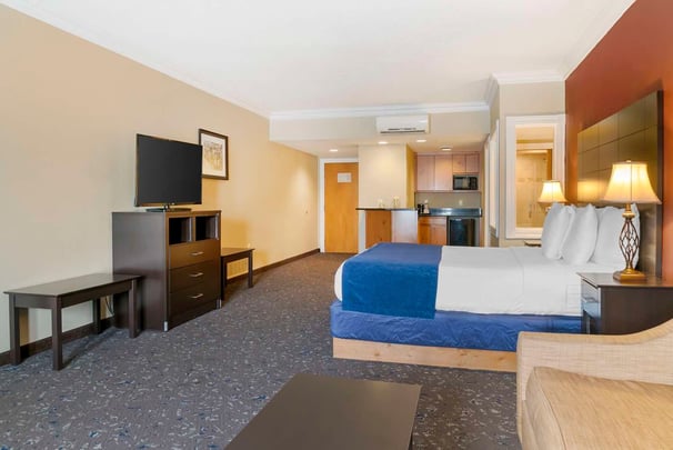 King Whirlpool Suite