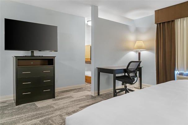 Queen & Bunkbed Suite