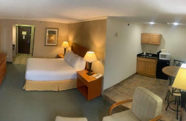 Queen Room with Wet Bar