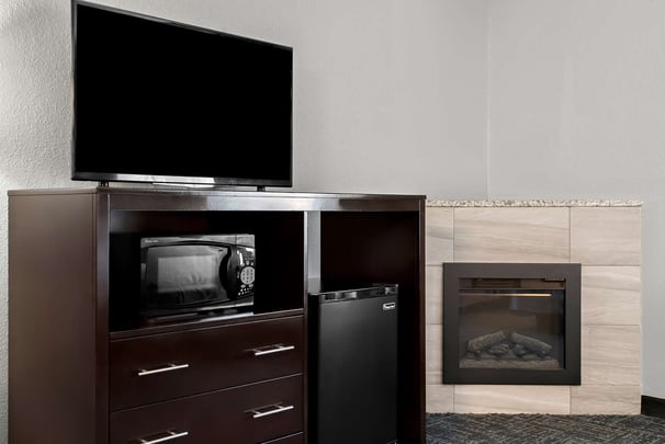 Queen Suite Fireplace