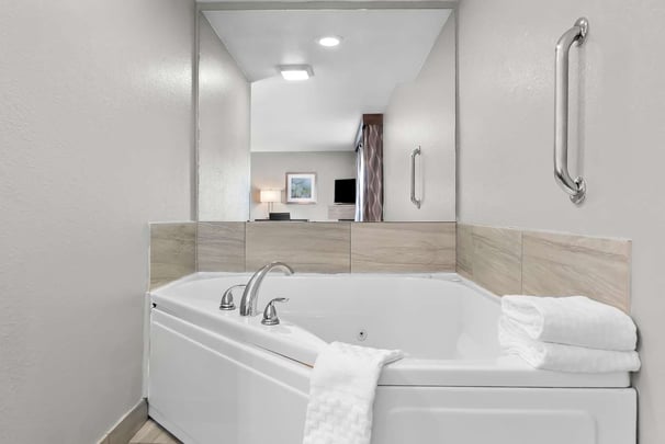 King Suite Fireplace Whirlpool