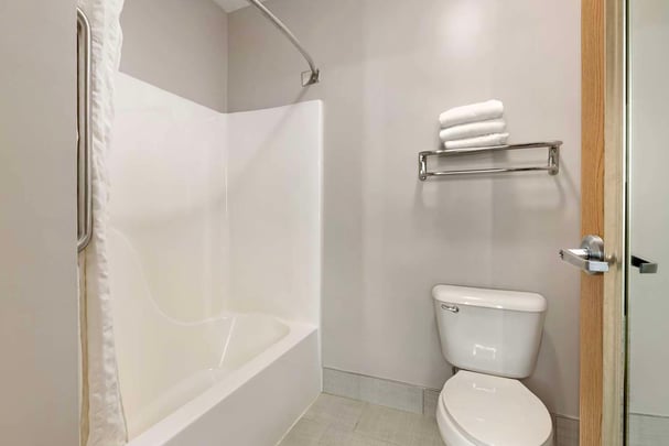 King Whirlpool Guest Bathroom