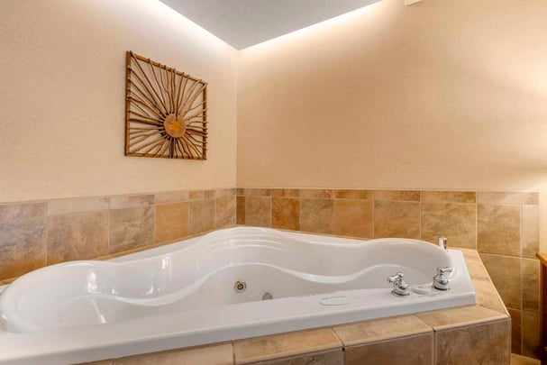 Suite King Fireplace Whirlpool