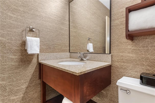 Double Queen Suite Bathroom