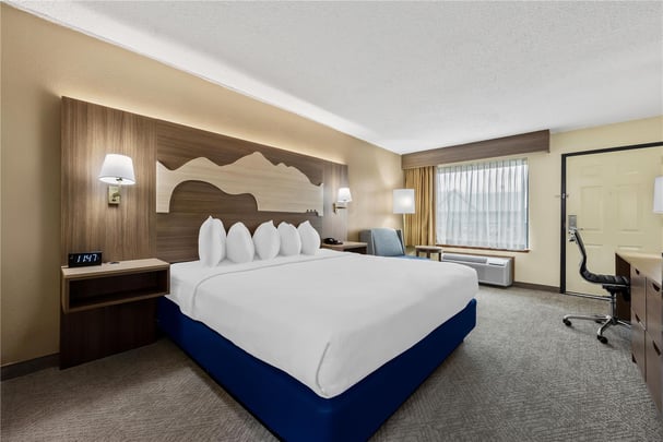 King Suite w/ Jetted Tub