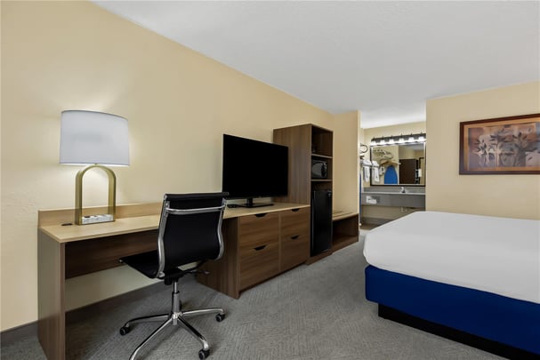 King Suite w/ Jetted Tub