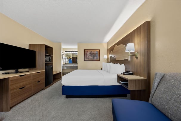 King Suite w/ Jetted Tub