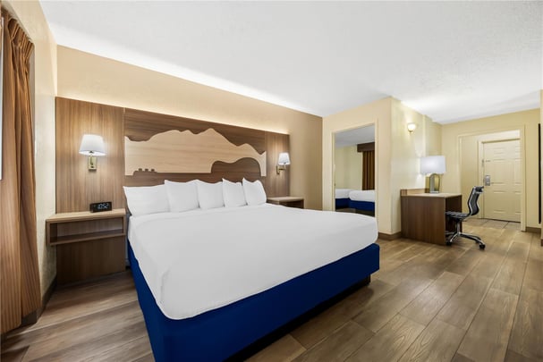 1 King, 1 double bed suite