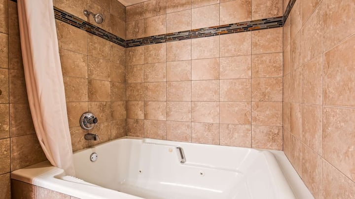 King Suite Jetted Tub