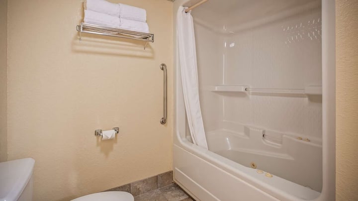 King Suite Jetted Tub