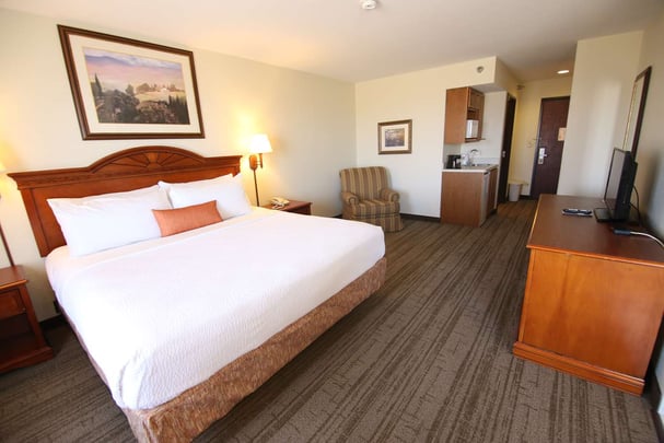 Single King Guest Suite with Jacuzzi® and Golf Course View
