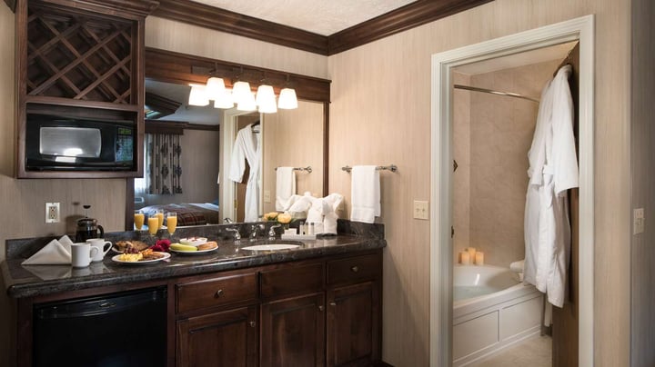 Glacier Suite Vanity and Jetted Tub