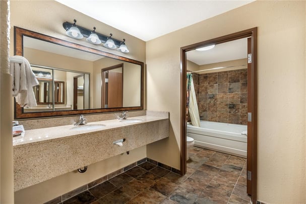 King Suite 2 Bathroom