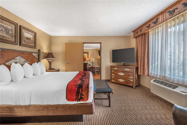 King Suite w/ Sofabed