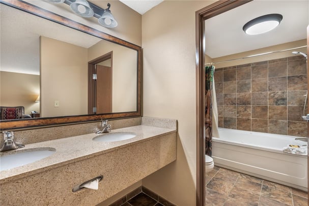 King Suite w/ Sofabed 2 Bathroom