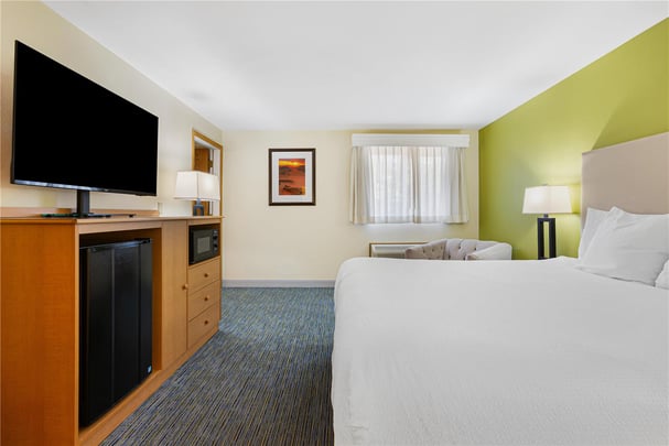 Suite - 1 King Bed w/ 2 Bathrooms