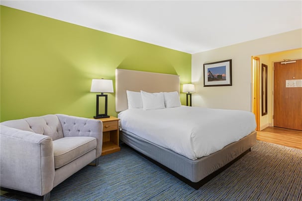 Suite - 1 King Bed w/ 2 Bathrooms