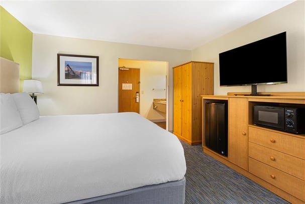 Suite - 1 King Bed w/ 2 Bathrooms